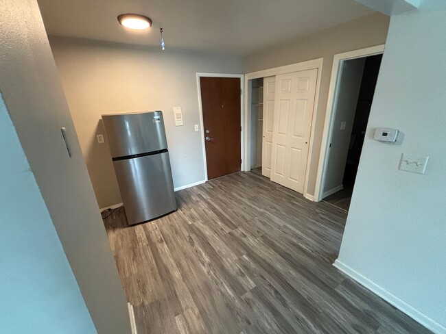 Building Photo - One bedroom/one bath apartment in Brown Deer
