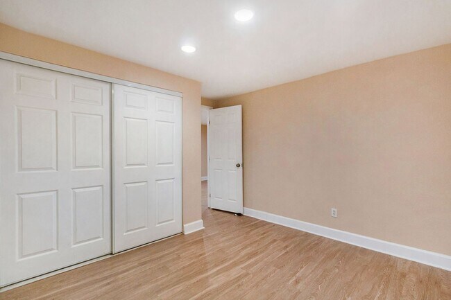 Building Photo - Location!! Updated 1 bedroom Gem on Pearl St. in Govenor's Park!