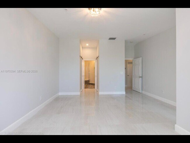 Building Photo - 621 NE 8th Ave