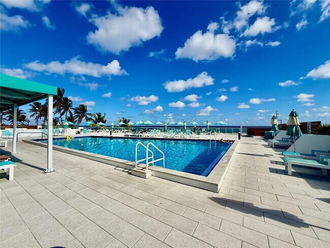 Building Photo - 3140 S Ocean Dr