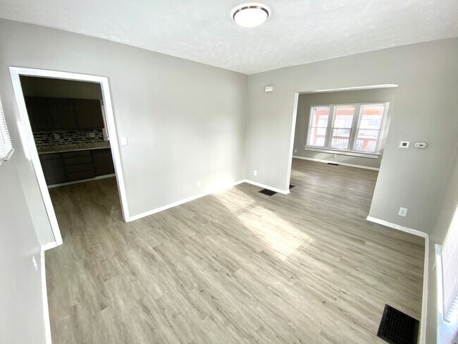 Building Photo - Newly Rehabbed Single Family in Dayton!: N...