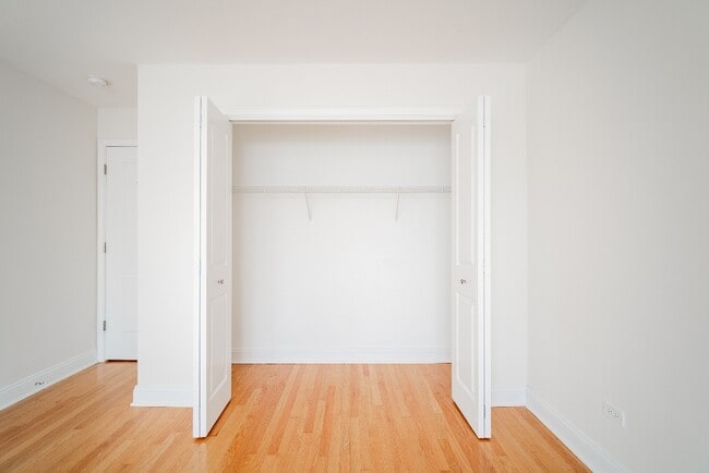 Building Photo - 515 Sheridan Rd