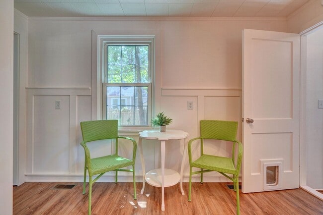 Building Photo - Charming Cape Cod Home - Detached Garage - Pet Friendly!