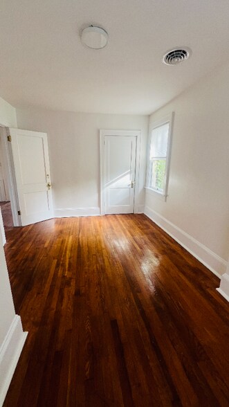 Building Photo - 812 Tyler Ave