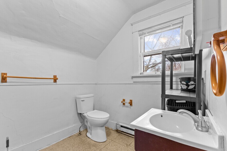 Building Photo - 922 Dakin St