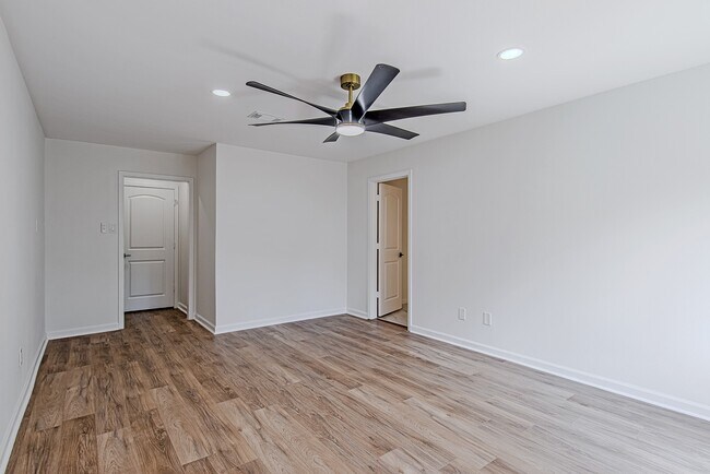 Building Photo - 3406 Forest Village Dr