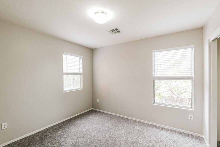 Building Photo - 13519 W San Juan Ct