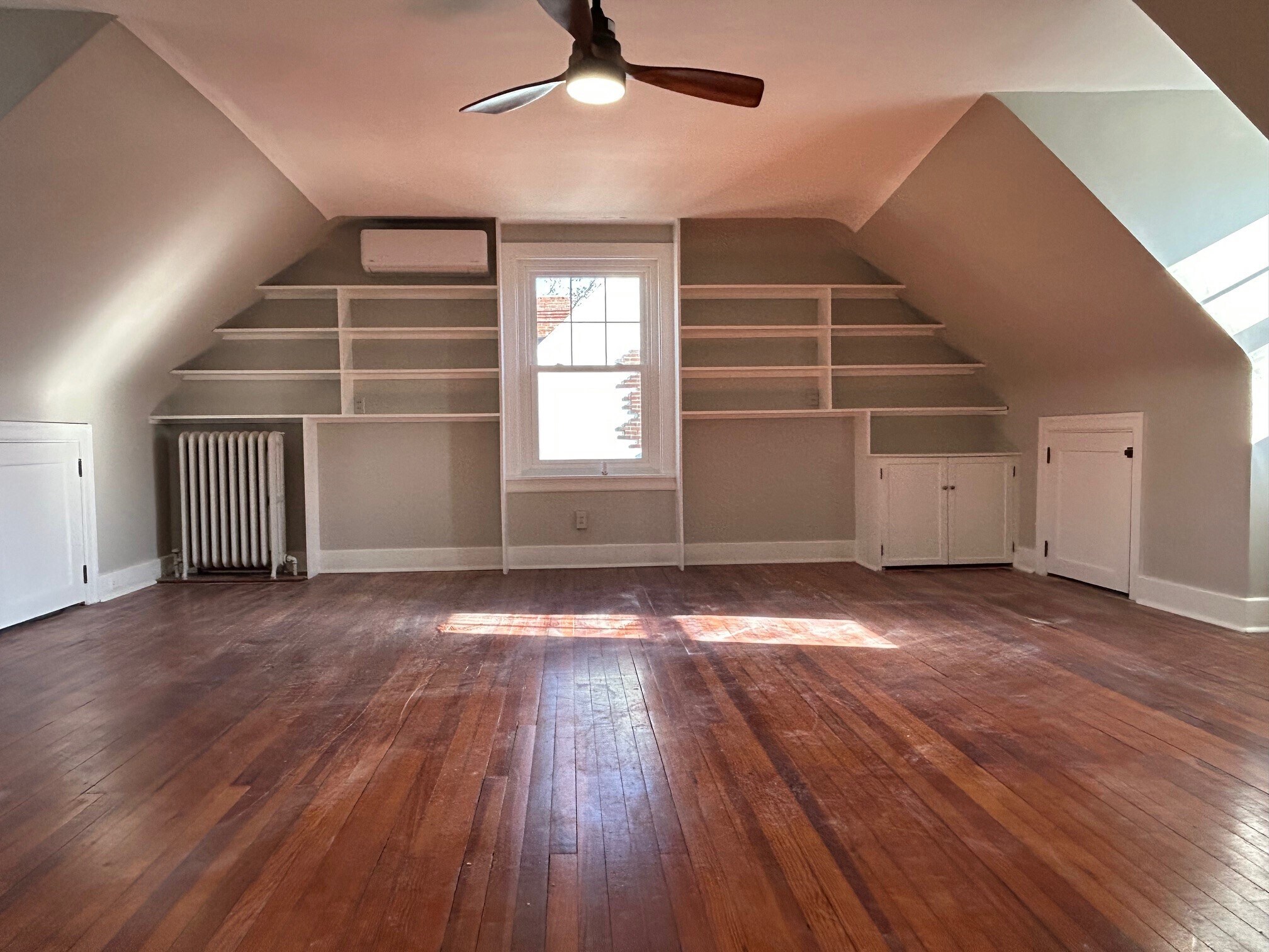 Large attic room could be bedroom/office/playroom - 1407 Delaware Ave