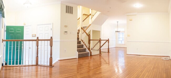 Building Photo - 719 N Vermont St