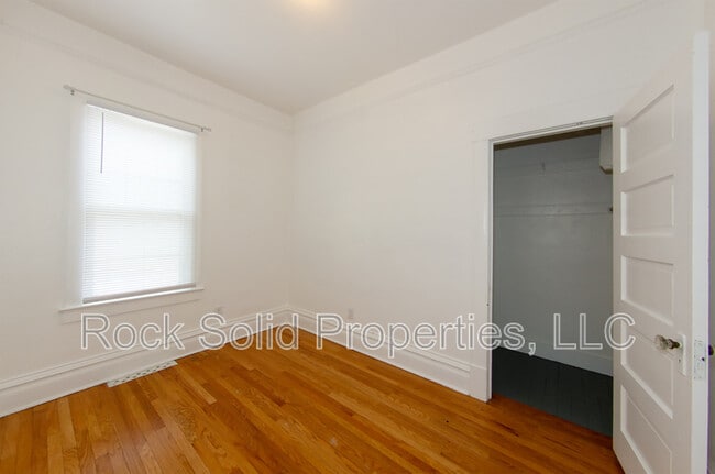 Building Photo - 506 E 7th St
