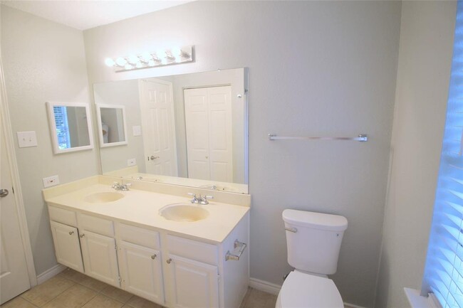 Building Photo - 3323 Hidden Creek Dr