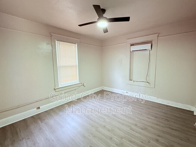 Building Photo - 997 S Willett St