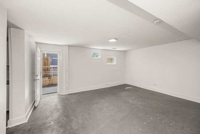 Building Photo - 611 S 14th St