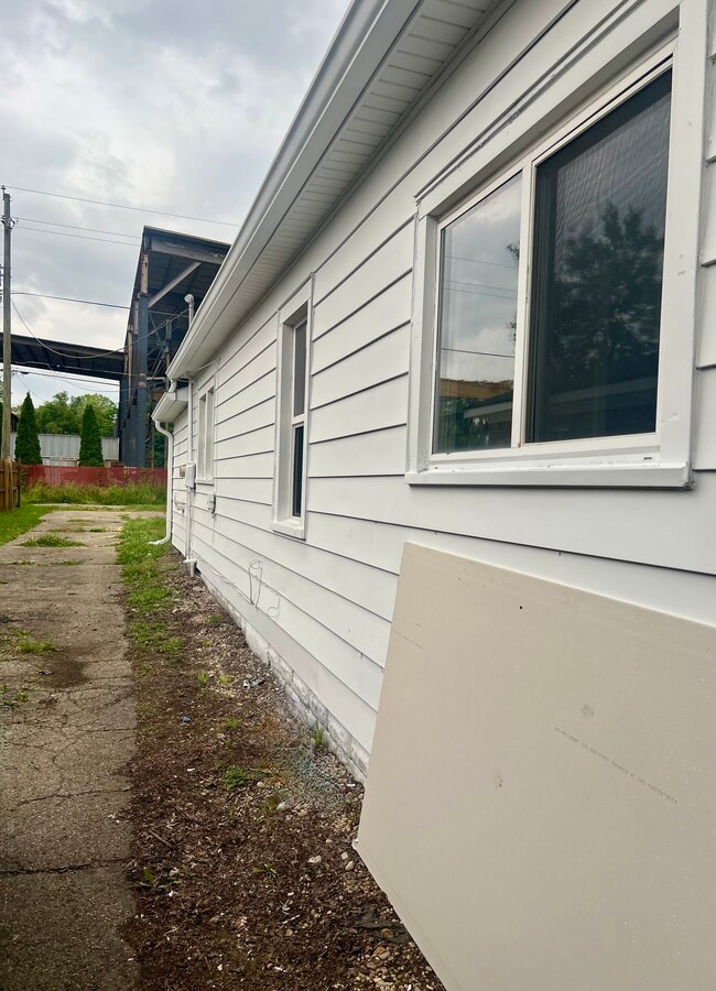 Building Photo - 3941 Hoyt Ave
