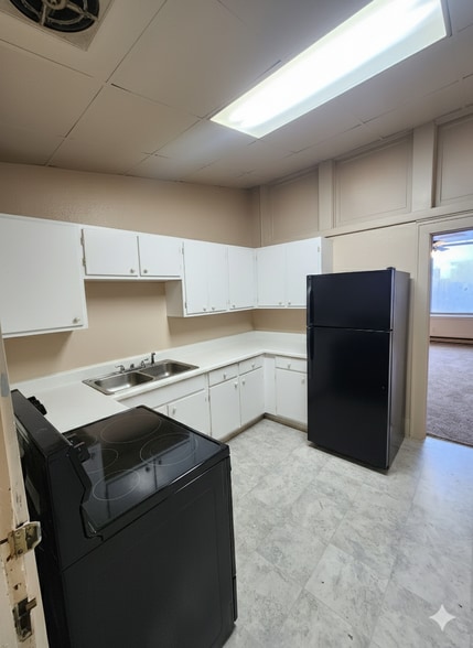 Building Photo - 321 N Main St