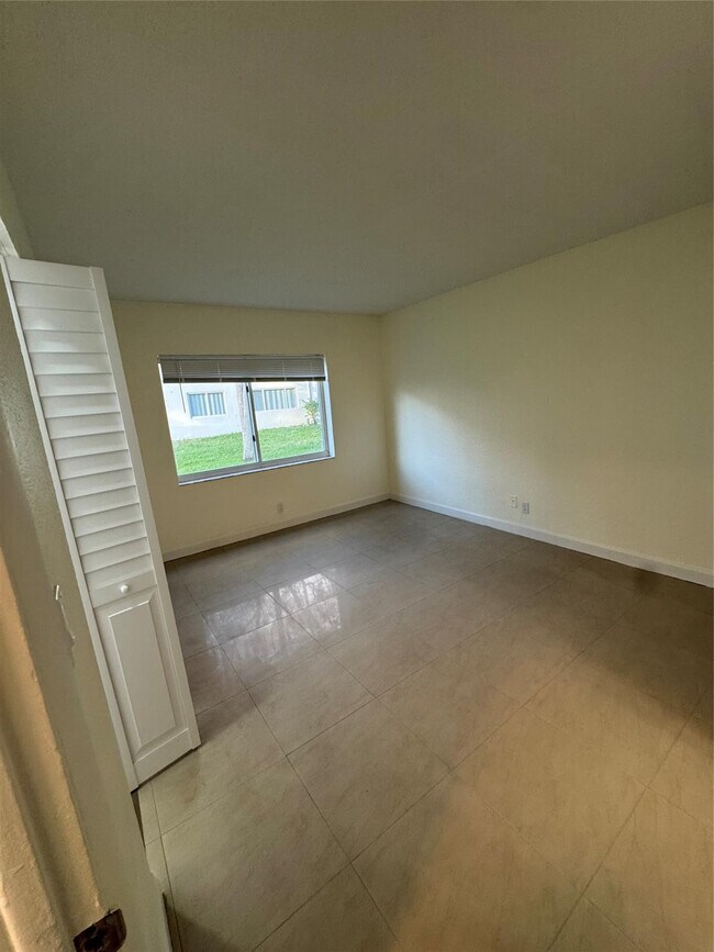 Building Photo - 151 SE 6th Ave