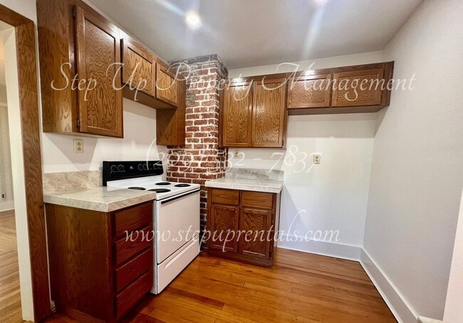 Building Photo - Beautiful 1920's 3 Bed 1 Bath Home Within ...