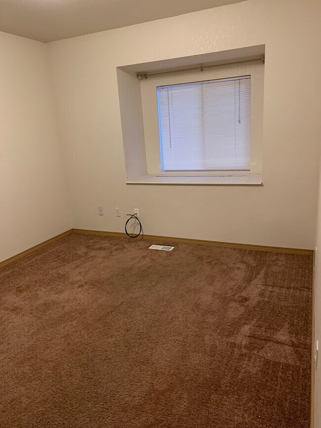 Building Photo - AVAILABLE NOW!! West side - 2 Bdrm, 1 Bath