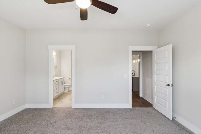 Building Photo - "Charming 3-Bed Townhouse Retreat with 2.5 Baths in Hendersonville's Heart!"