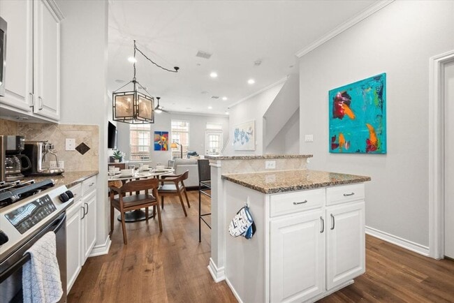 Building Photo - Welcome Home to the Heart of Addison!