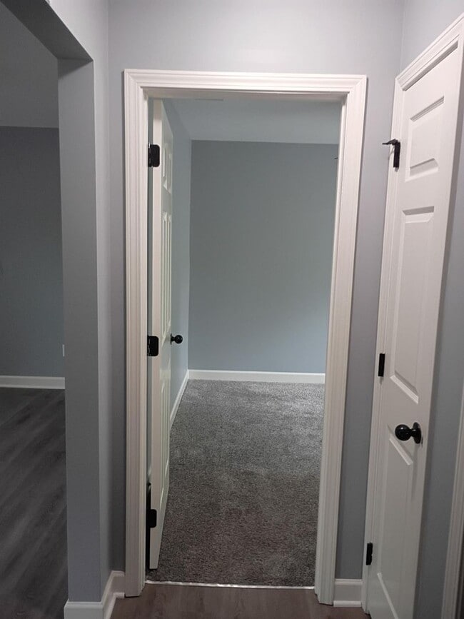 Building Photo - Beautiful Three Bedroom, Two Bathroom Sing...