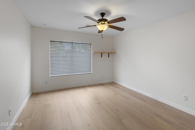 Building Photo - 3404 E Lavey Ln