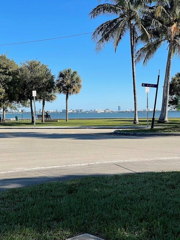 Building Photo - 811 NE 70th St