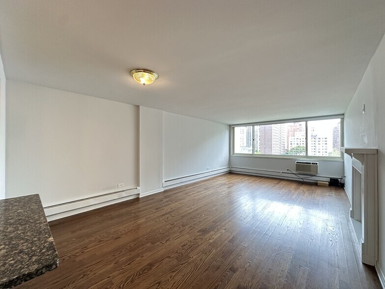 Building Photo - 1349 N Dearborn St