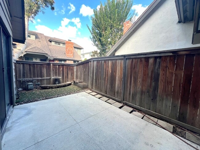 Building Photo - 3 Bed/2.5 Bath Townhome In Eastside Costa ...