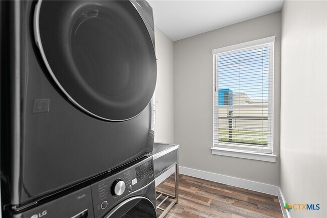 Building Photo - 2204 Magnolia Dr