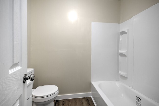 Building Photo - 4 Bedrooms 3 Baths Bristol TN