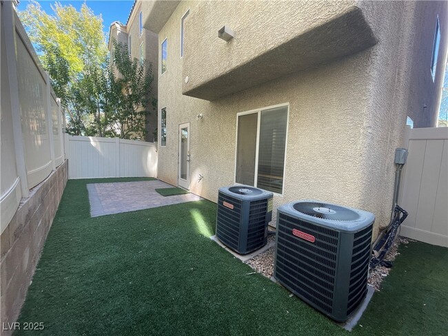 Building Photo - 10571 Mann St