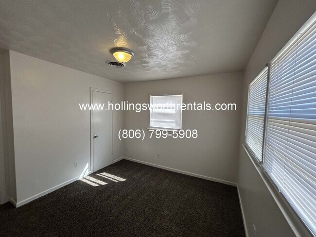 Building Photo - Large 3 bedroom 1.5 bath w/ 2 living areas, bonus room and Laundry room