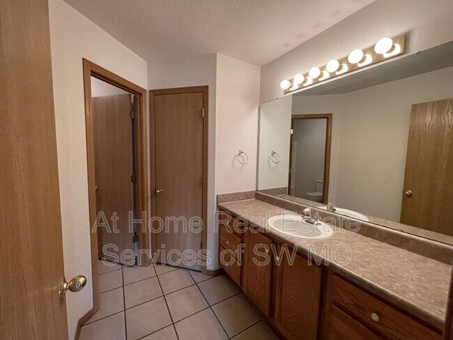 Building Photo - 4450 W La Siesta St