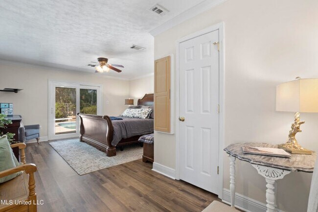 Building Photo - 550 Mockingbird Dr