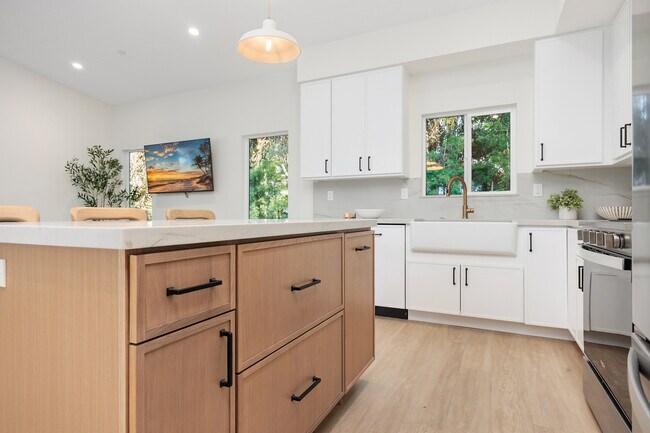 Building Photo - 1559 Rancho Serena