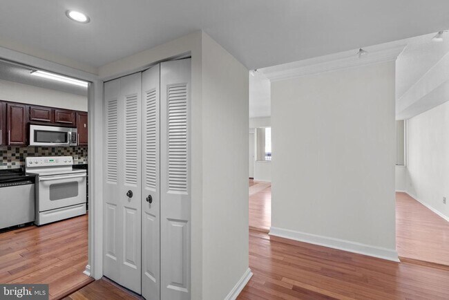 Primary Photo - 3713 S George Mason Dr