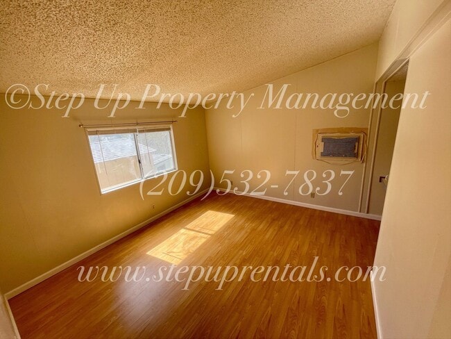 Building Photo - 2 Bedroom 2 Bath Manufactured Home With Wa...