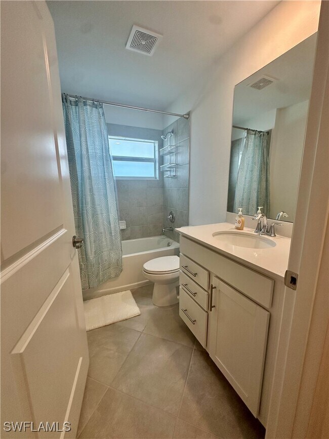 Building Photo - 15265 Grn Acrs Ave