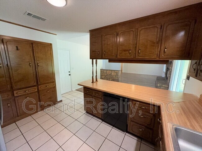 Building Photo - 5621 Lia Dr