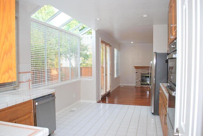 Building Photo - Updated Detached Home in Gated Fleur Du Mo...