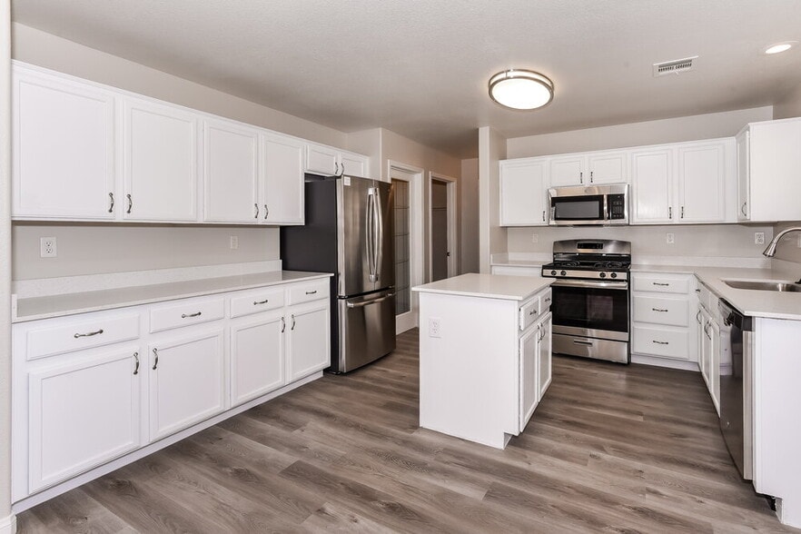 Building Photo - 6033 Highland Gardens Dr