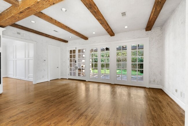 Building Photo - Elegant Living Minutes from the Medical Ce...