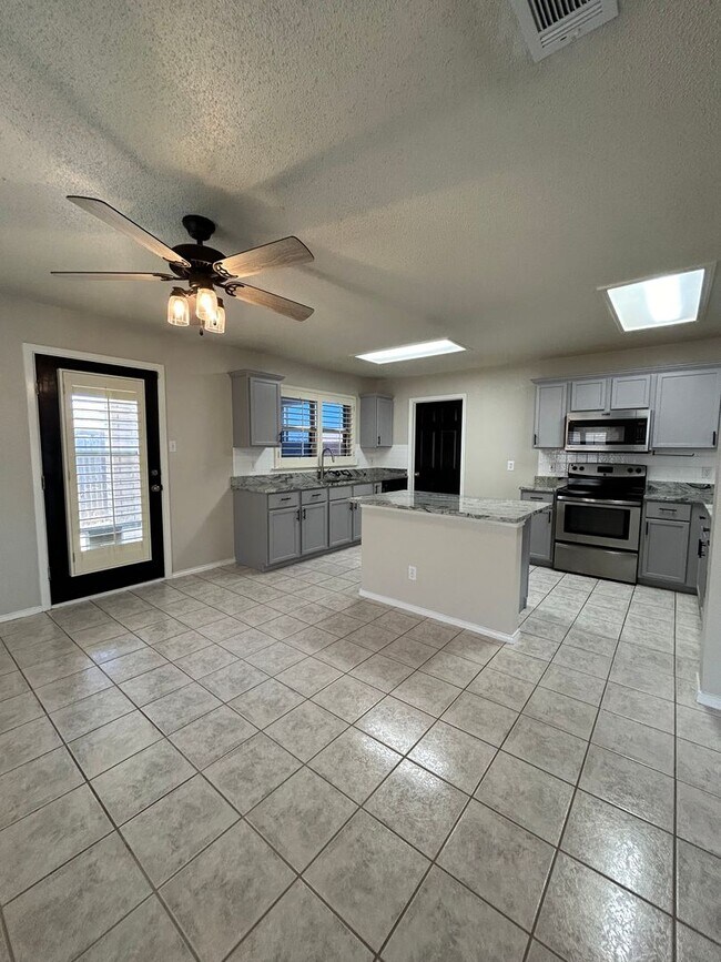 Building Photo - 5425 Veranda Ct