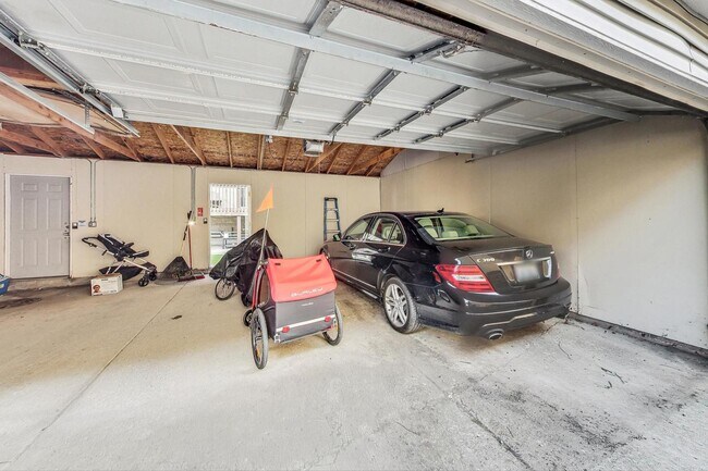 Building Photo - 3042 N Oakley Ave