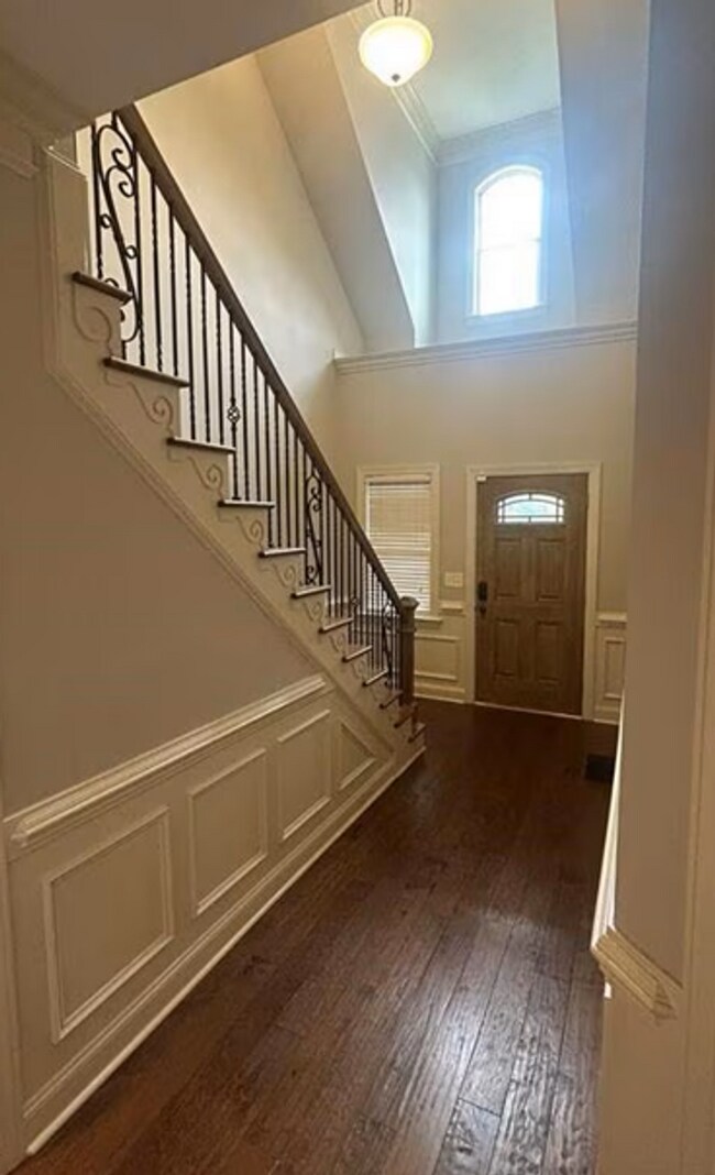 Building Photo - Spacious & Stylish 3 Bedroom, 2 1/2 Bathro...