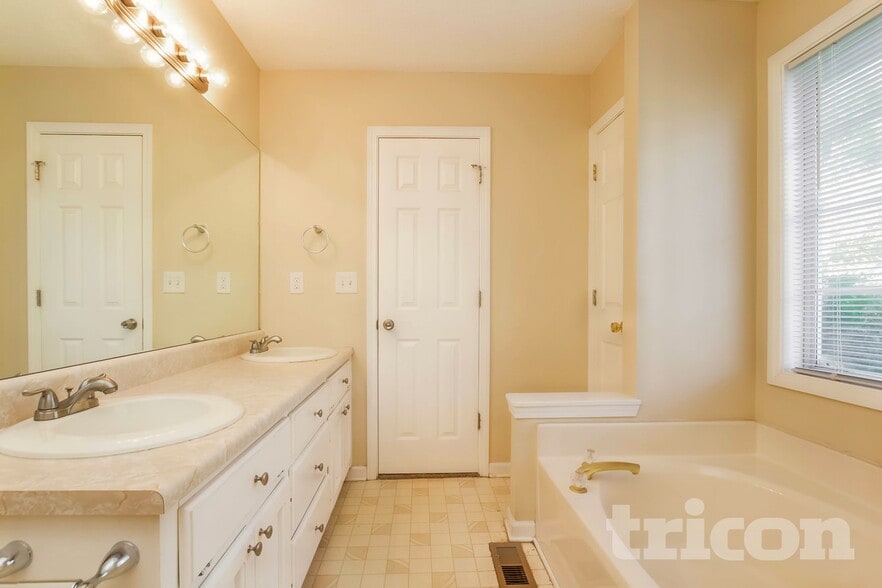 Building Photo - 5390 Springbrook Dr SW