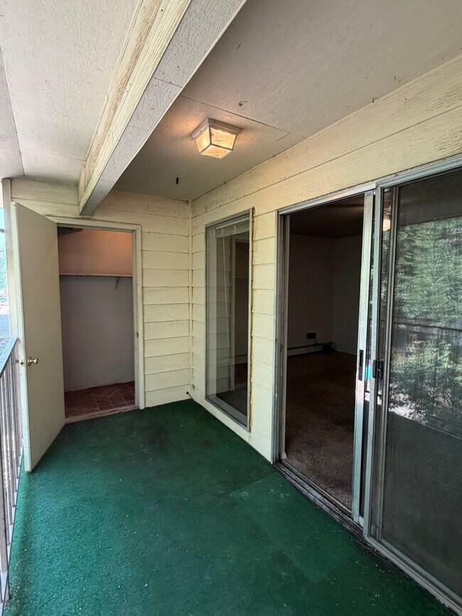 Building Photo - 812 W Cedar Ct
