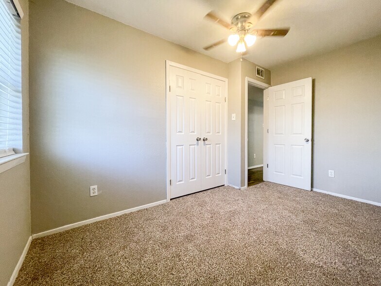 Building Photo - 407 N Bermuda St