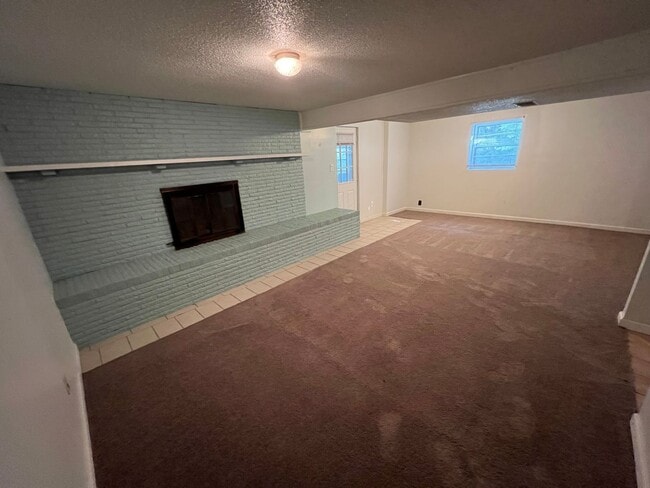 Building Photo - 4 Bed 3 Bath Large lot by Milford lake. Al...